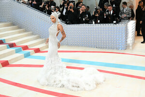 doja-cat-20230501-met-gala-06-popsugar.com-fashion-doja-cat-oscar-de-la-renta-met-gala-2023-49...jpg
