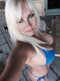 linda hogan in bikini 05.jpg