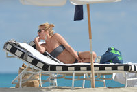 Alessia_Marcuzzi_Bikini_Candids_on_the_Beach_in_Miami_January_24_2013_56-01262013122116000000.jpg