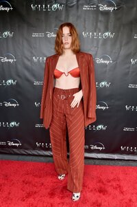 ellie bamber al gala 01.jpg